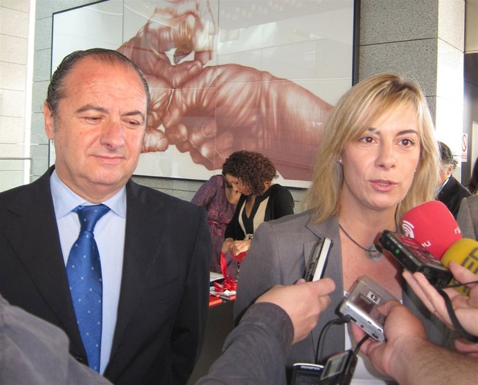 Sonia Castedo Y José Joaquín Ripoll Atienden A Los Medios De Comunicación