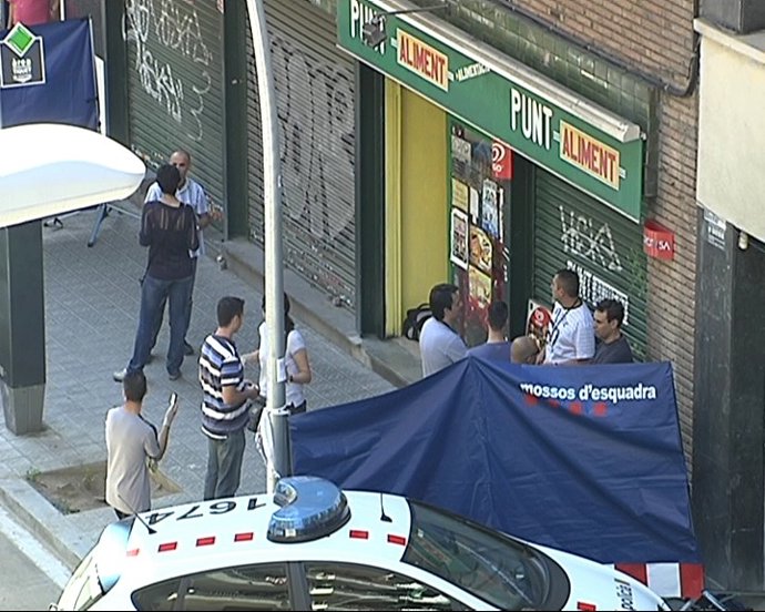 Disparan a un joven en su comercio de Barcelona