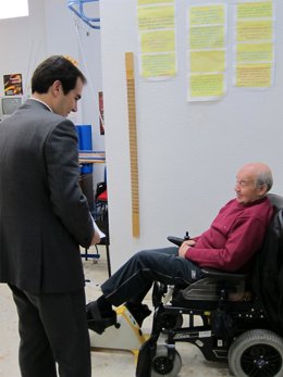 José Antonio Nieto con un enfermo de Esclerósis
