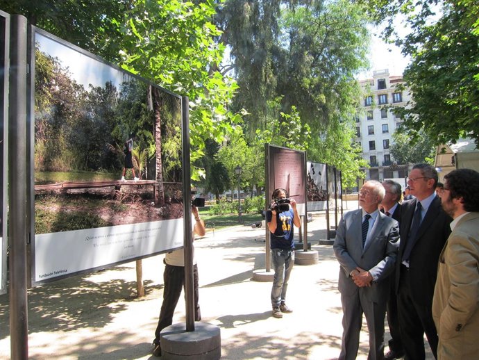 Gallardón Contempla Una Exposición En El Retiro