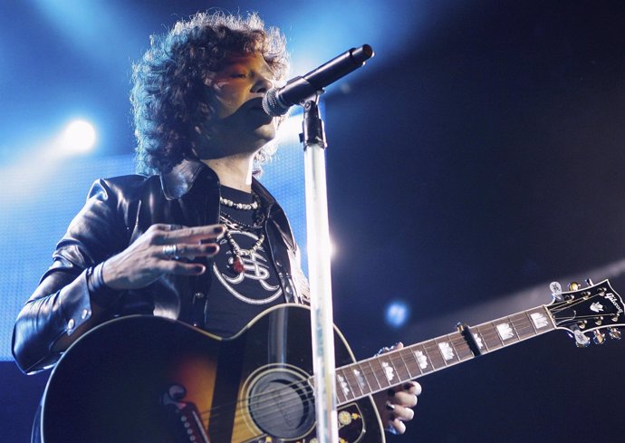 El Cantante Zaragozano Enrique Bunbury Durante Un Concierto