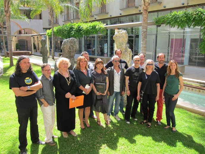 Directora Del IRL Junto A Artistas