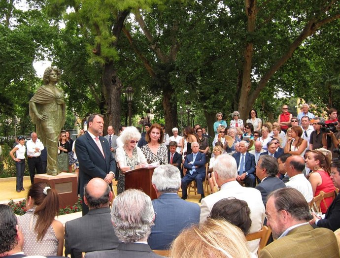 La Duquesa De Alba Junto Al Alcalde Saliente En La Inauguración De Su Monumento