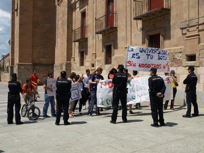 Jóvenes Que Se Concentraron Ante De El Edficio Fonseca De Salamanca   