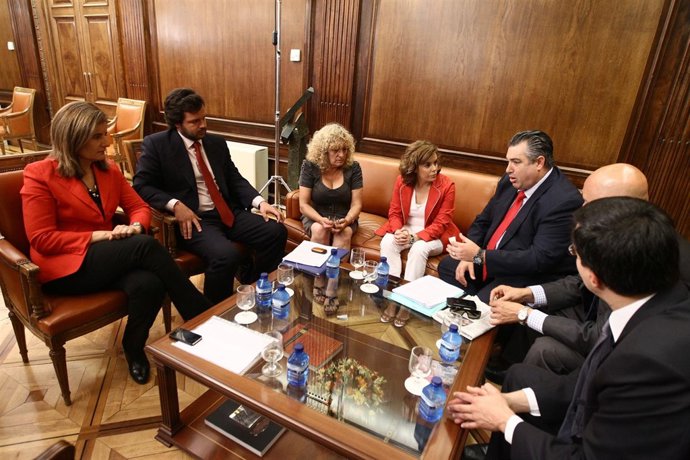 Encarna Montes, Hermana Del Preso Más Antiguo De España, Se Reúne En El Congreso