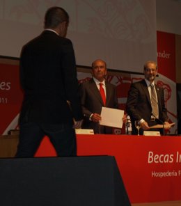 El Rector Entrega Las Becas  