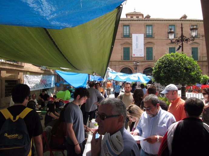 Imagen Del Campamento De Los 'Indignados' En La Glorieta De Murcia