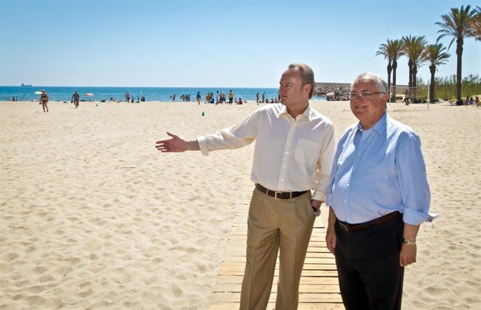 Alberto Fabra Junto A Juan Cotino En La Playa