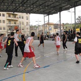 Jóvenes Jugando Al Baloncesto En Torrelavega
