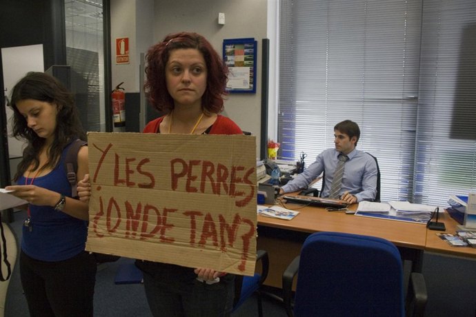 Una Joven De DRY Nalón Muestra Su Pancarta Durante La Protesta.