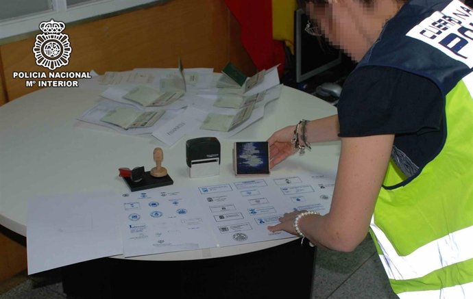 Cae Una Red Que Conseguía Tarjetas De Residencia