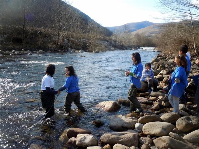 Estudiantes Analizando El Río Dentro Del Programa 'Explora Tu Río'