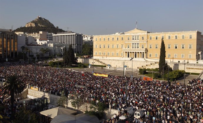 Más De 15.000 Personas Se Manifestan Frente Al Parlamento Griego En Atenas