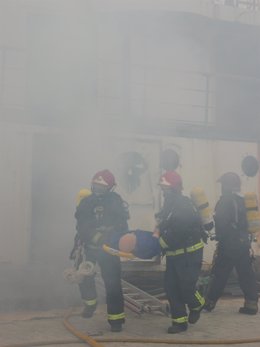 Bomberos realizan un simulacro de incendio en el puerto de Málaga