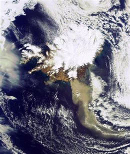 Imagen por satélite del volcán islandés y su nube de cenizas