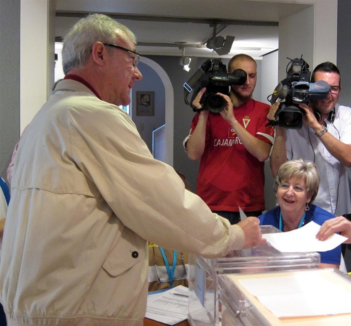 Ramón Luis Valcárcel votando