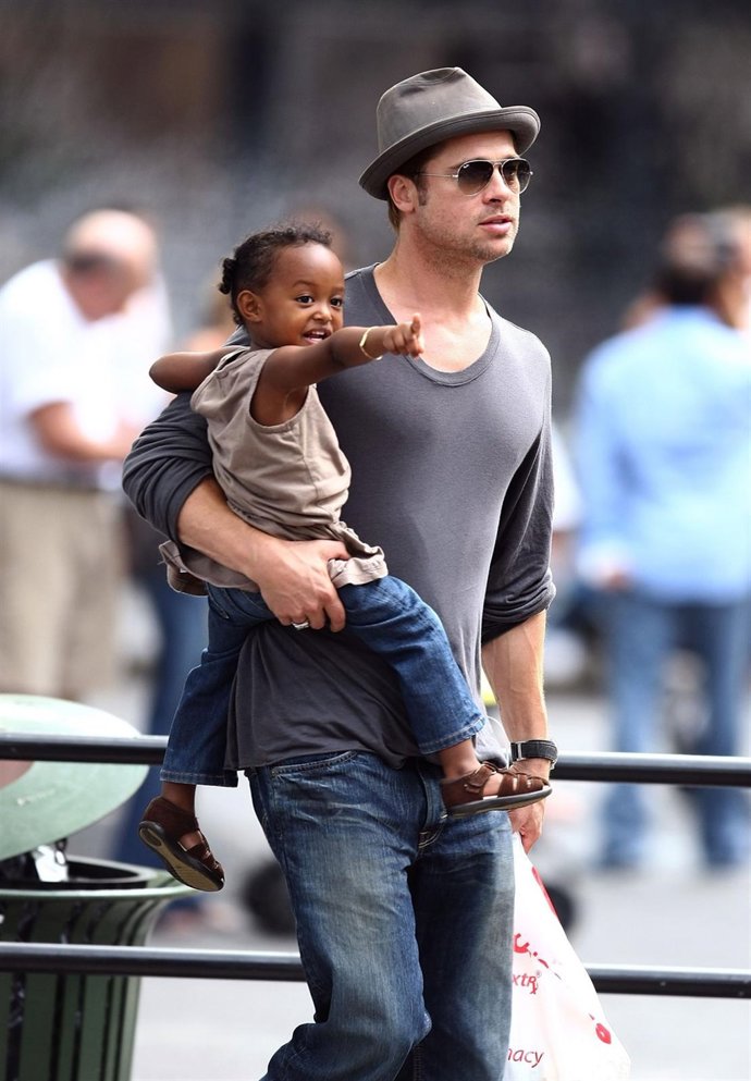 Brad Pitt Llevando En Brazos A Su Hija Zahara