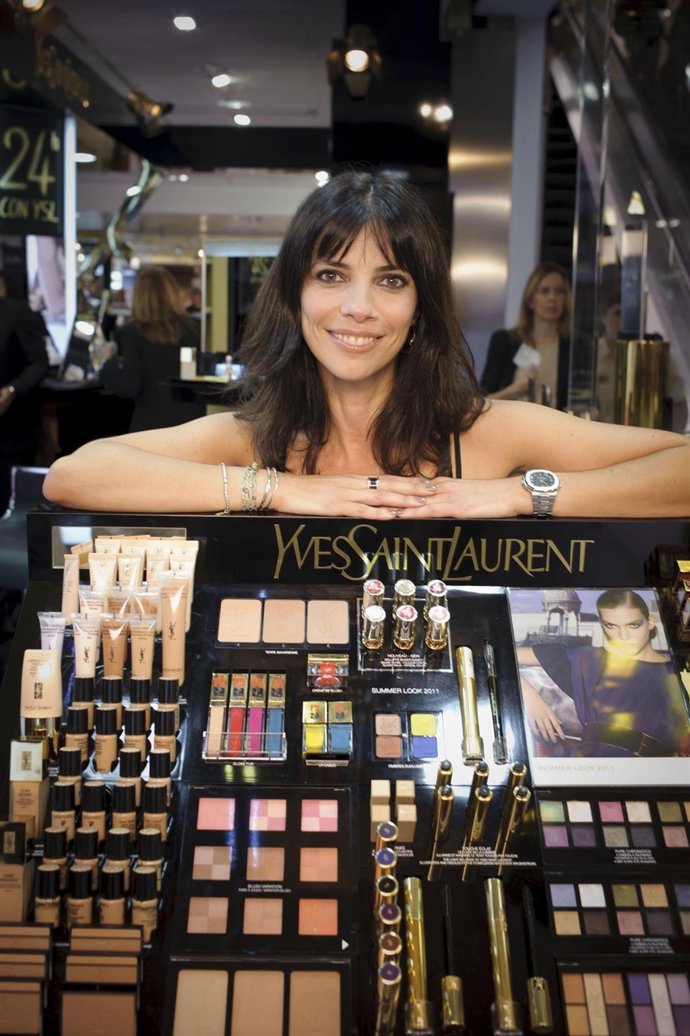 La Actriz Maribel Verdú Posa En Un Stand De Yves Saint Laurent