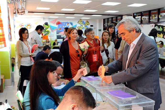 Enrique Cascallana Votando