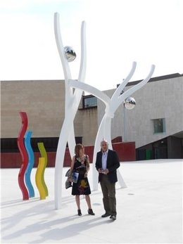 Javier Alonso De La Torre Junto A La Escultura En El Palacio De Congresos De Các
