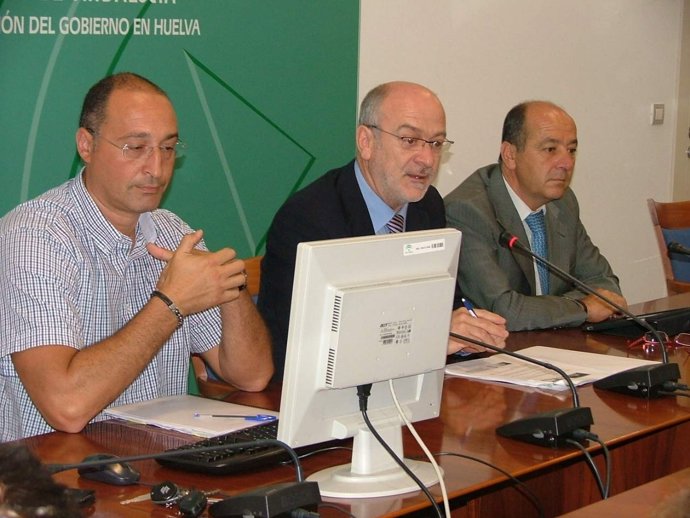 En El Centro, El Delegado Del Gobierno En Huelva, Manuel Alfonso Jiménez.