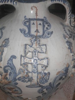 Imagen De Vasija Del Siglo XVII-XVIII Con La Imagen De Una Cruz De Doble Brazo