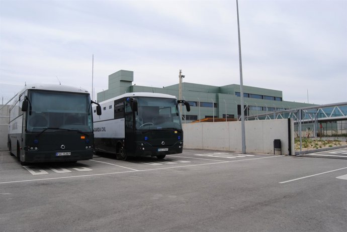Dos Autobuses De La Guardia Civil En La Cárcel Murcia II De Campos Del Río
