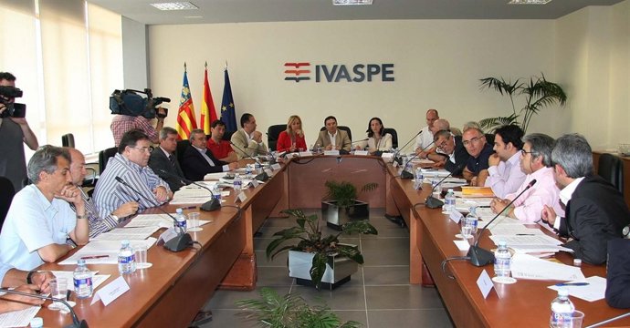 Castellano En Una Reunión Con Expertos Del Mundo Taurino