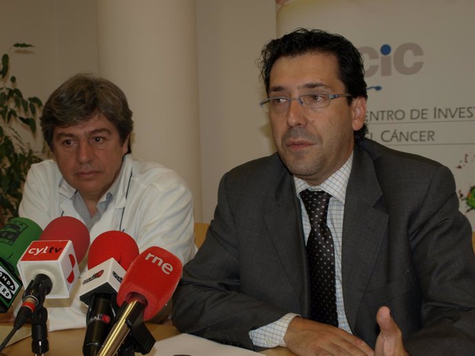 Los Oncólogos Juan Jesús Cruz Y César A. Rodríguez 