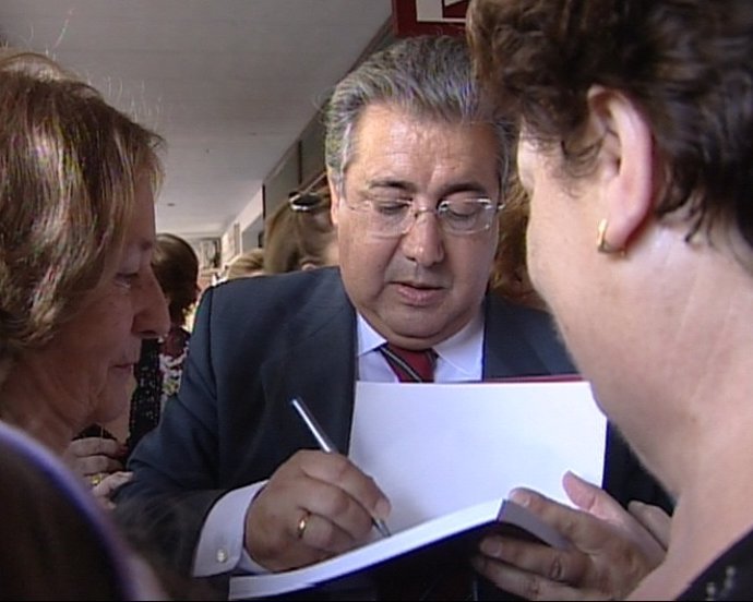 Zoido firma libros tras su victoria en las elecciones.