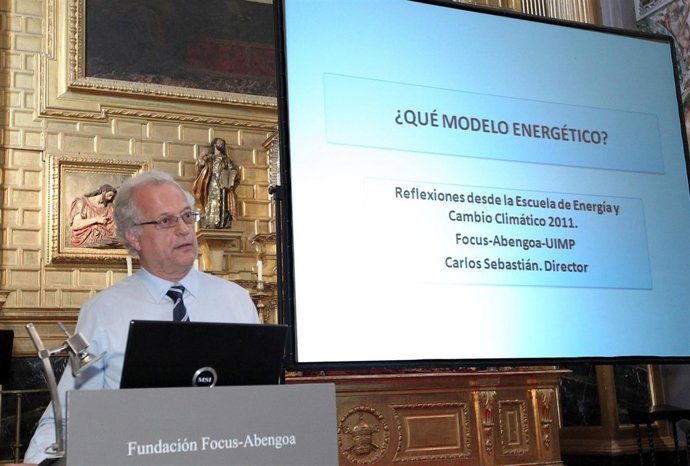 El Director De La Escuela De Energía, Carlos Sebastián