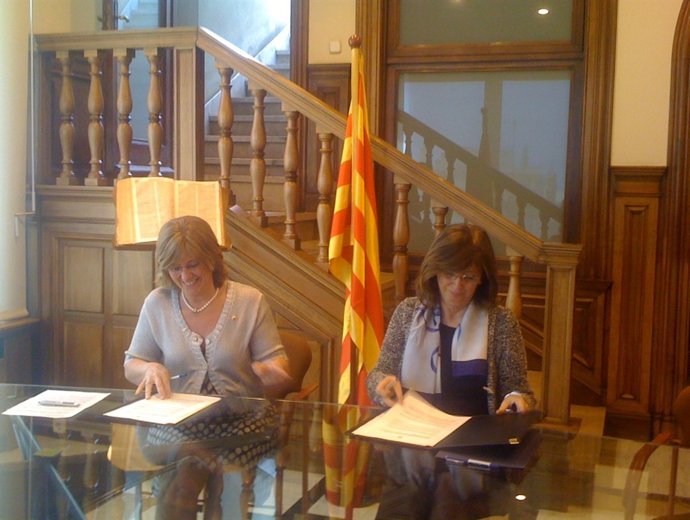 Pilar Fernández Bozal Y Irene Rigau En La Firma Del Convenio