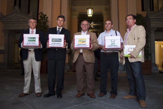 Representantes De Organizaciones Agrarias Entregan Firmas En El MARM.