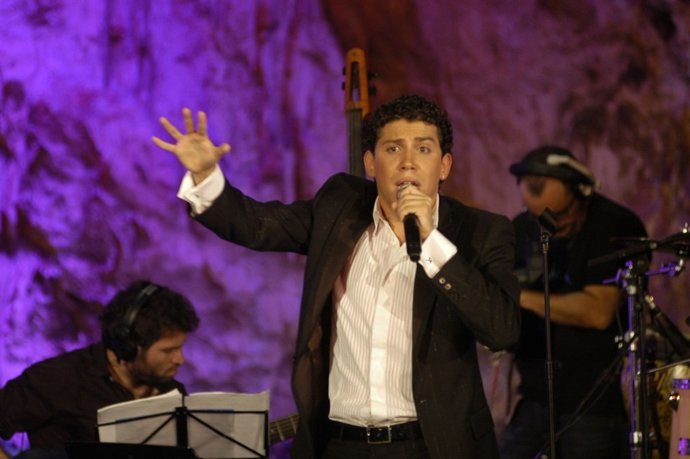 Antonio Cortés Actúa En Las Cuevas De Nerja