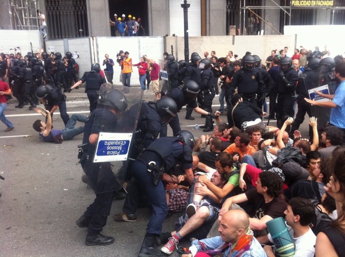 Batalla Campal Entre La Policía Y Los 'Indignados' En Barcelona