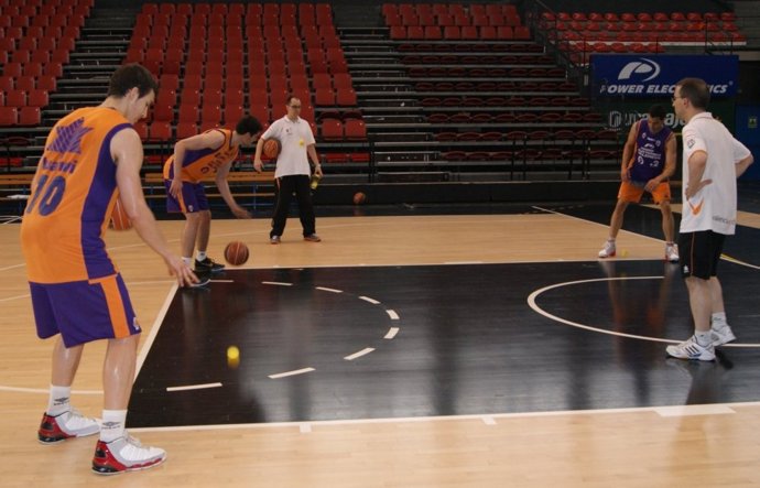 Entrenamientos De La Plantilla Del Power Electronics Valencia