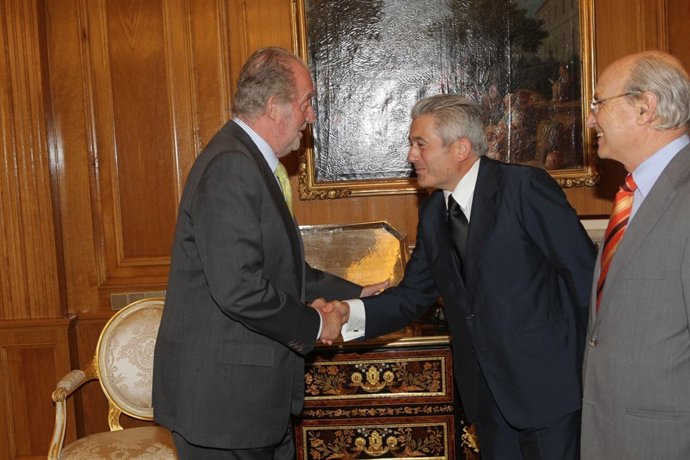 Su Majestad El Rey Y El Presidente Del Consejo General De Colegios De Economista