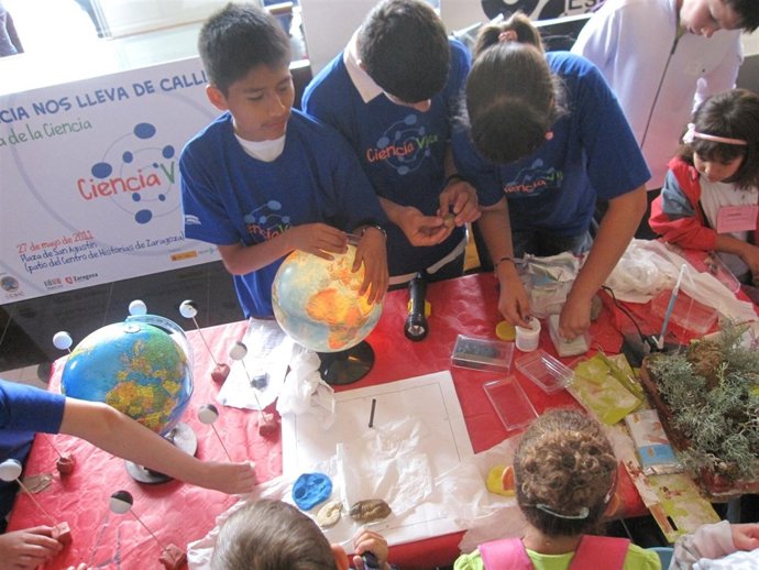 Los Niños Que Participan En La Feria De Ciencia De Zaragoza