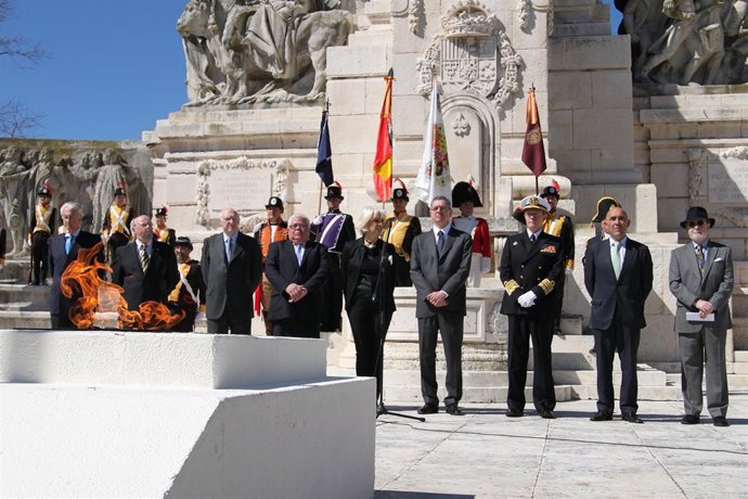 Acto Del 19 De Marzo Ante El Monumento A La Constitución De 1812 En Cádiz