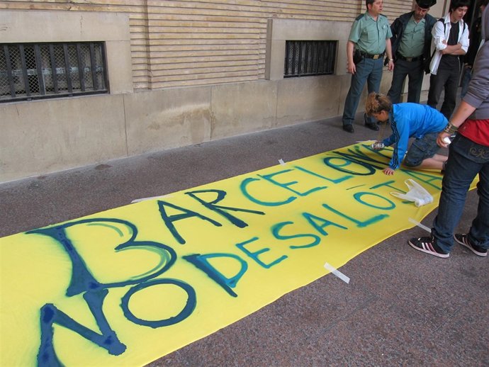 Pancarta Contra Desalojo Barcelona