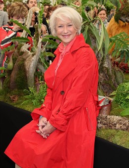 Dame Helen Posando En Un Parque