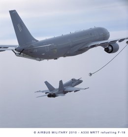 Un A330 MRTT suministrando combustible a un F-18