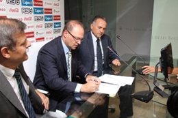 Mel Firma  Su Nuevo Contrato Ante Gordillo Y Bosch