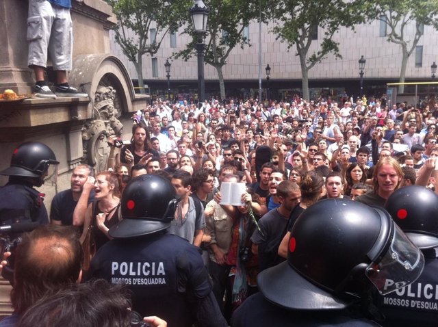 Acampaña En Plaza Catalunya