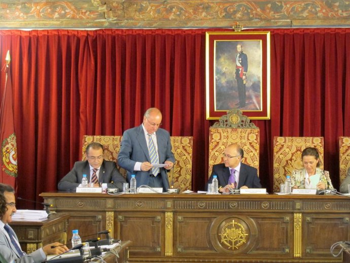 Alfonso Centeno Se Dirige A Ruiz Medrano En El Pleno De La Diputación