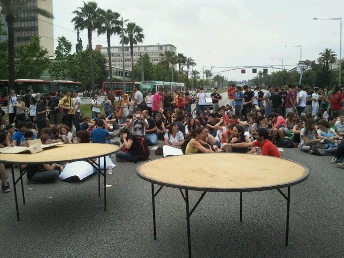 Protesta De Universitarios En Diagonal En Solidaridad Con Los 'Indignados'