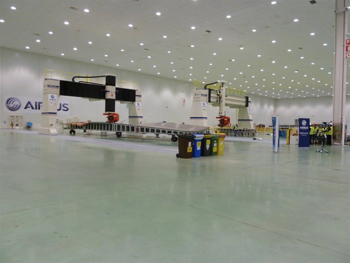 Máquinas haciendo alas del A350 en Airbus Illescas