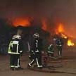 Bomberos Participando En Un Incendio