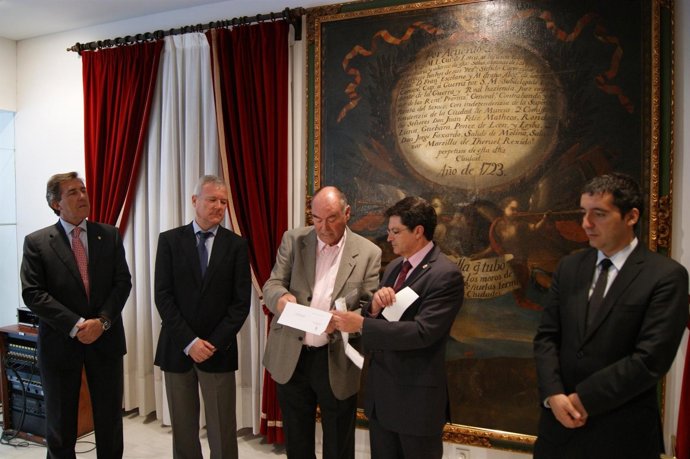 La Federación Murciana Entrega Cheques A Los Damnificados De Lorca