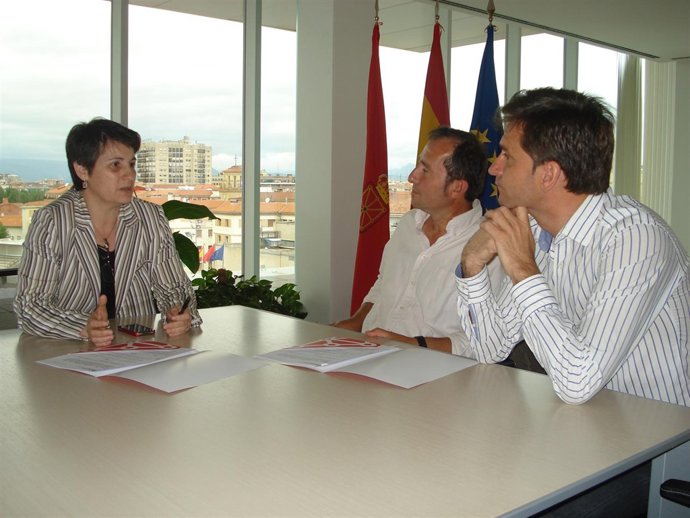 La Consejera Sanzberro Con José Andrés Palacios Y David Lezáun, De Agroturana. 